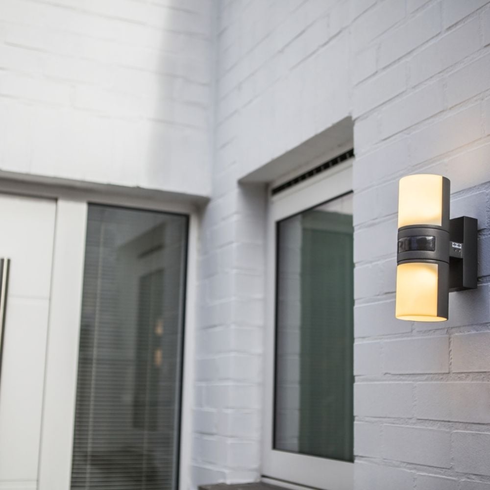LED Auenwandleuchte Cyra aus Aluminiumdruckguss in Anthrazit mit Bewegungsmelder